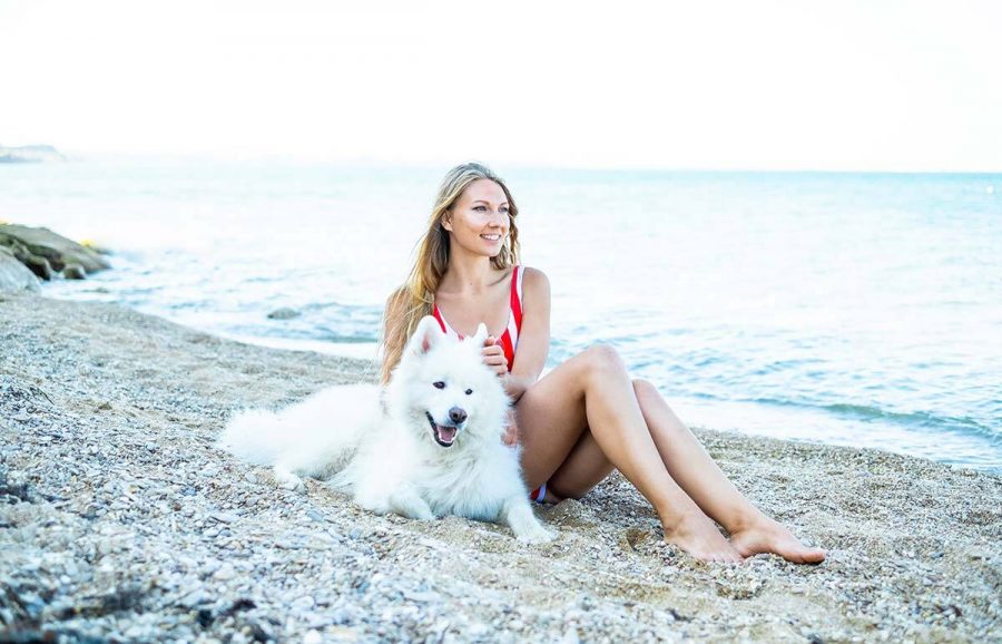 Mon chien et moi à la plage